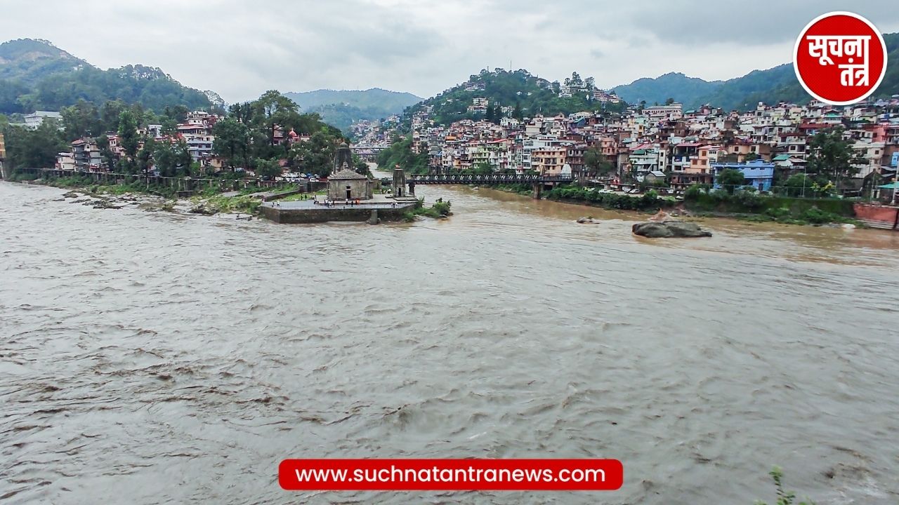 बादल फटने से तबाही! नदियां उफान पर, 2500 टूरिस्ट फंसे, IMD ने जारी किया Red और Orange Alert