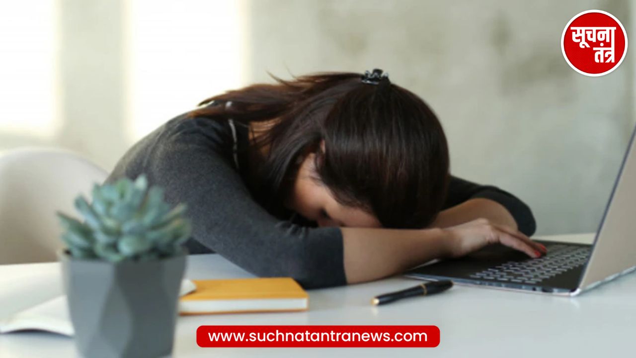 दिनभर नींद आती है और थकान महसूस होती है? जानिए क्या है वजह और कैसे पाएं राहत