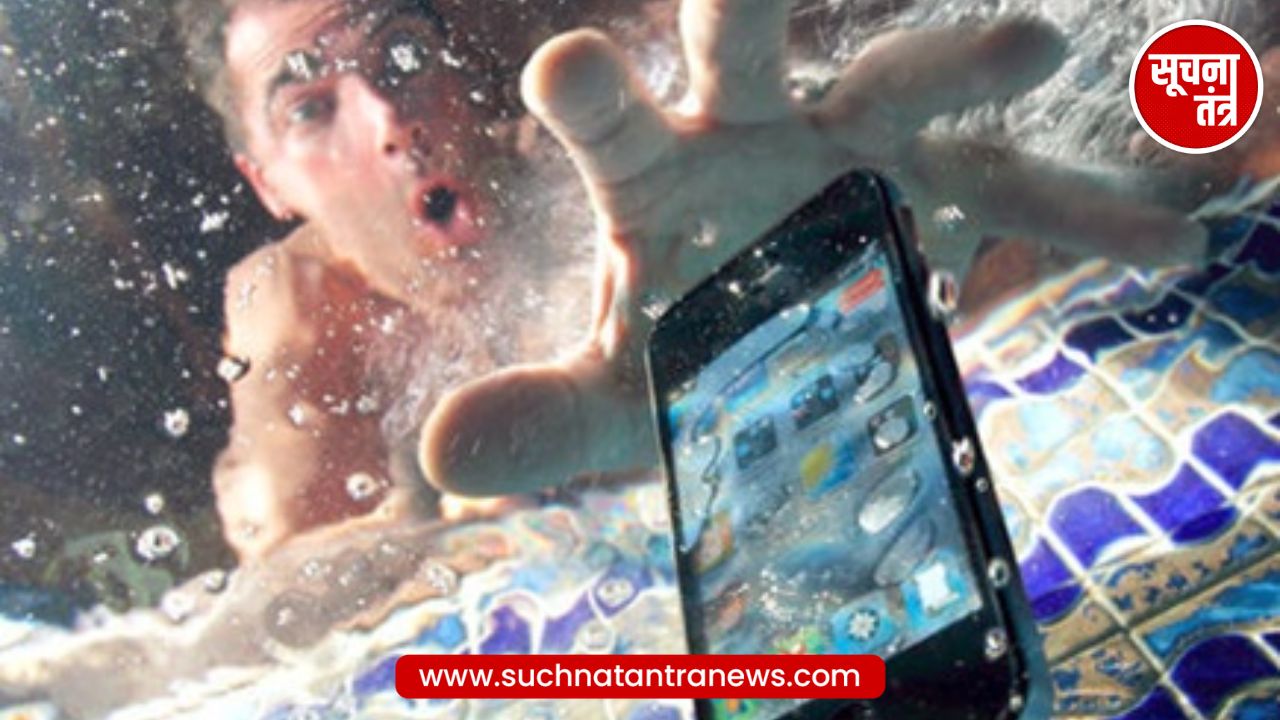 पानी में गिर गया फोन? घबराएं नहीं, इन आसान तरीकों से बचा सकते हैं हजारों रुपए